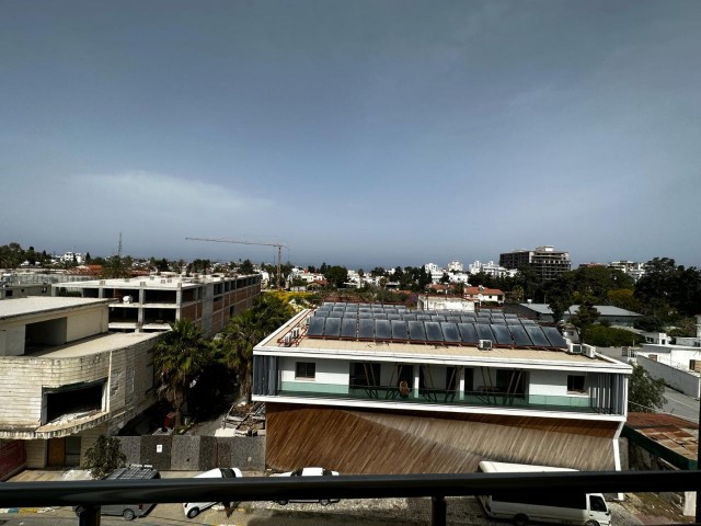 Kyrenia Center; Komplett möbliertes, geräumiges Apartment mit Meerblick auf einem Grundstück mit Gemeinschaftspool, in der Nähe des Piabella Hotels