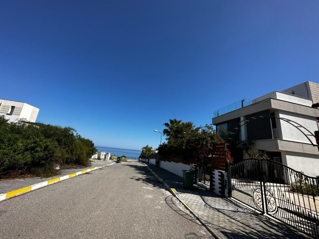 Girne Karaoğlanoğlu; Nur wenige Gehminuten vom Meer entfernt, Blick auf die Berge und das Meer, komplett möblierte Villa mit Pool