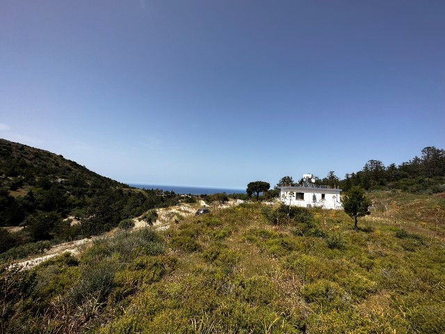 Frisches Wasser; Grundstück mit Blick auf die Berge und das Meer