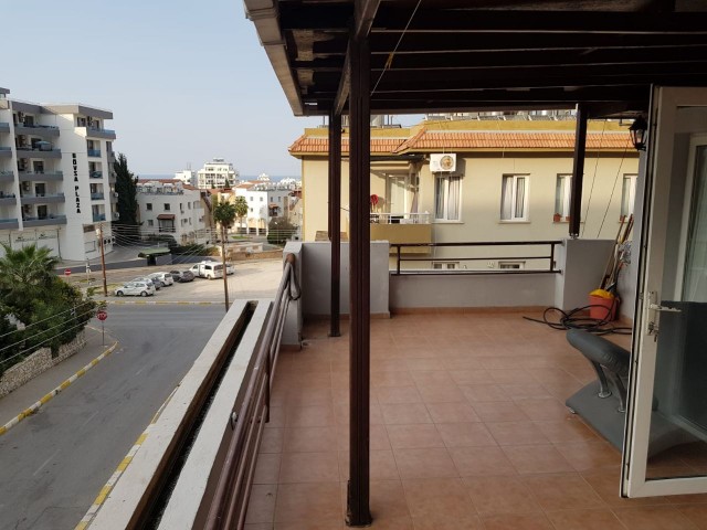 Kyrenia Center; In der Nähe des Nusmar-Marktes, Maisonette-Wohnung mit Balkon