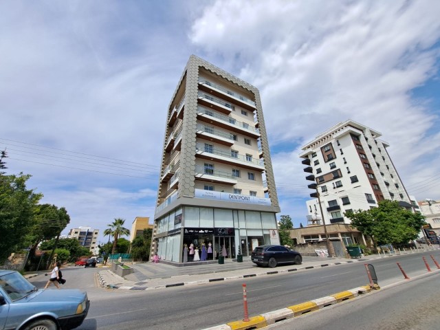 Kyrenia Center; 3+1 Wohnung an einer belebten Straße, geeignet für Büro mit Gewerbegenehmigung