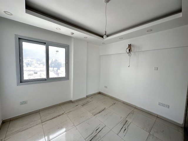 Kyrenia Center; 3+1 Wohnung an einer belebten Straße, geeignet für Büro mit Gewerbegenehmigung