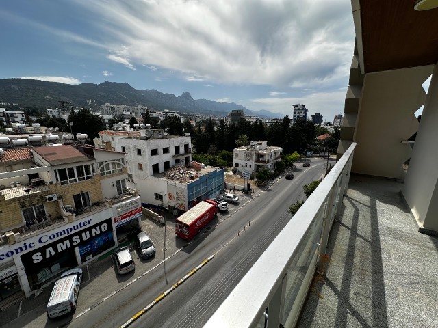 Kyrenia Center; 3+1 Wohnung an einer belebten Straße, geeignet für Büro mit Gewerbegenehmigung