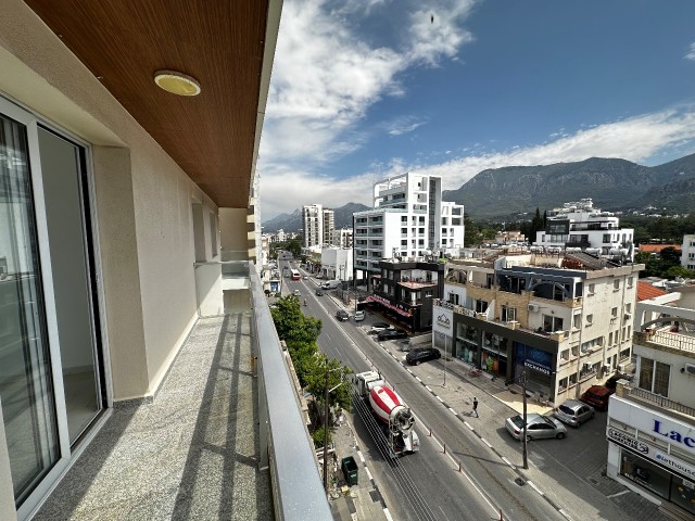 Kyrenia Center; 3+1 Wohnung an einer belebten Straße, geeignet für Büro mit Gewerbegenehmigung