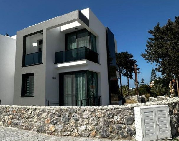 Girne Alsancak, Merit Otel Civarı, Ortak Havuzlu Sitede; Full Eşyalı Villa