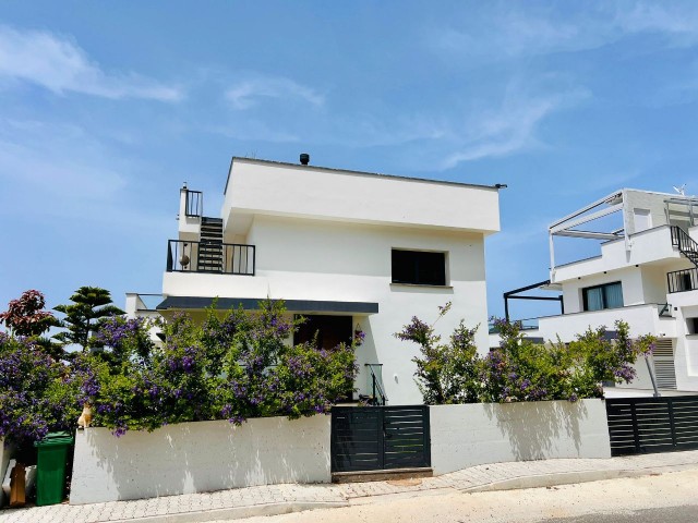 Kyrenia Karmi; Luxusvilla mit herrlichem Blick auf die Berge und das Meer und modernem Design