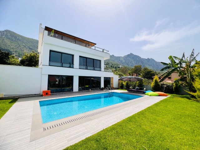 Kyrenia Karmi; Luxusvilla mit herrlichem Blick auf die Berge und das Meer und modernem Design