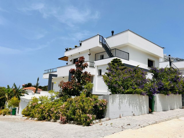 Kyrenia Karmi; Luxusvilla mit herrlichem Blick auf die Berge und das Meer und modernem Design