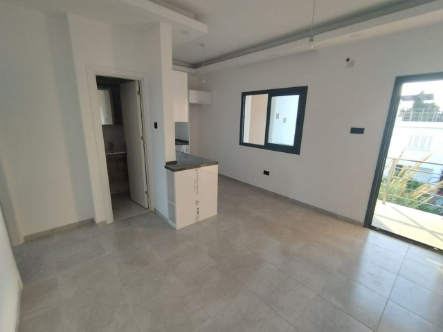 Girne Karaoğlanoğlu Havuzlu Sitede Satılık Teraslı 1+1 Daire