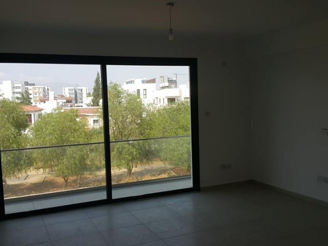 Yenikent'te Belediye Binası arkası 2+1 lüks 90m2 ara kat daire.