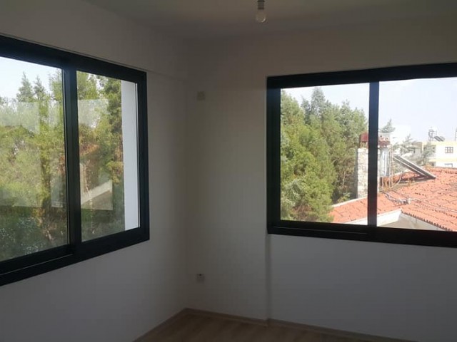 Yenikent'te Belediye Binası arkası 2+1 lüks 90m2 ara kat daire.