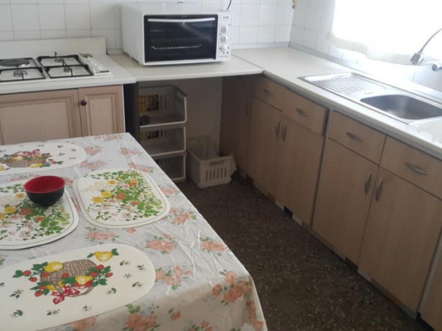 Taşkınköy'de otobüs duraklarına 2 mesafede 3+1 eşyalı daire.