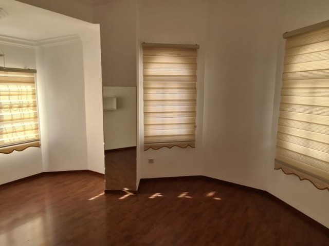 300m2 im Zentrum von Yenikent, 4+1 freistehende villa mit Keller, Tuk kokanli. ** 