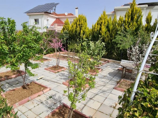 Luxusvilla mit großem Garten mit türkischem Kochfeld im anständigsten Viertel von Yenikent. ** 