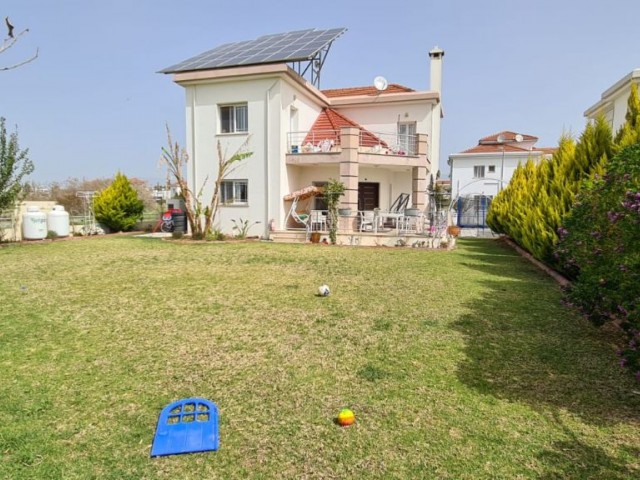 Luxusvilla mit großem Garten mit türkischem Kochfeld im anständigsten Viertel von Yenikent. ** 