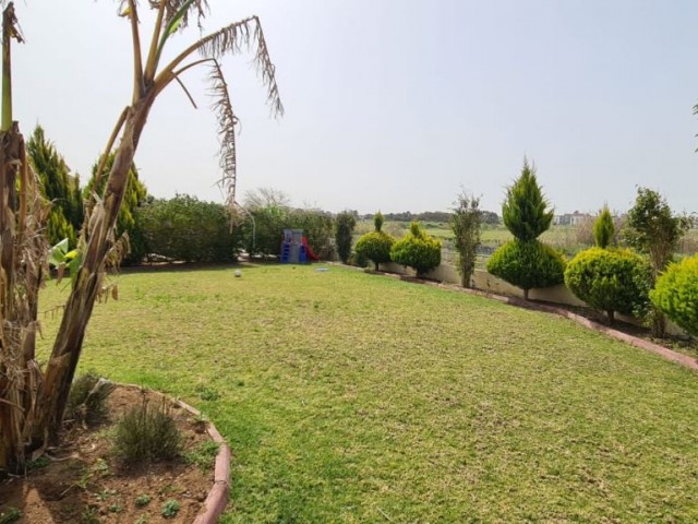 Luxusvilla mit großem Garten mit türkischem Kochfeld im anständigsten Viertel von Yenikent. ** 