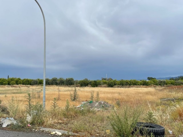 GRUNDSTÜCK GEEIGNET FÜR VILLENBAU IN DER NÄHE DER HAUPTSTRASSE VON GÜZELYURT-LEFKOŞA IN DER REGION LEFKE DOĞANCI