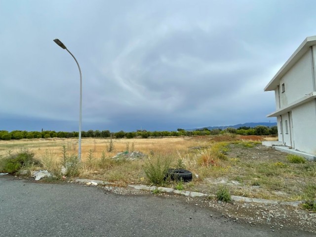 GRUNDSTÜCK GEEIGNET FÜR VILLENBAU IN DER NÄHE DER HAUPTSTRASSE VON GÜZELYURT-LEFKOŞA IN DER REGION LEFKE DOĞANCI