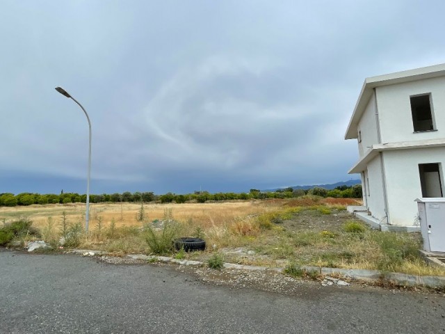 GRUNDSTÜCK GEEIGNET FÜR VILLENBAU IN DER NÄHE DER HAUPTSTRASSE VON GÜZELYURT-LEFKOŞA IN DER REGION LEFKE DOĞANCI