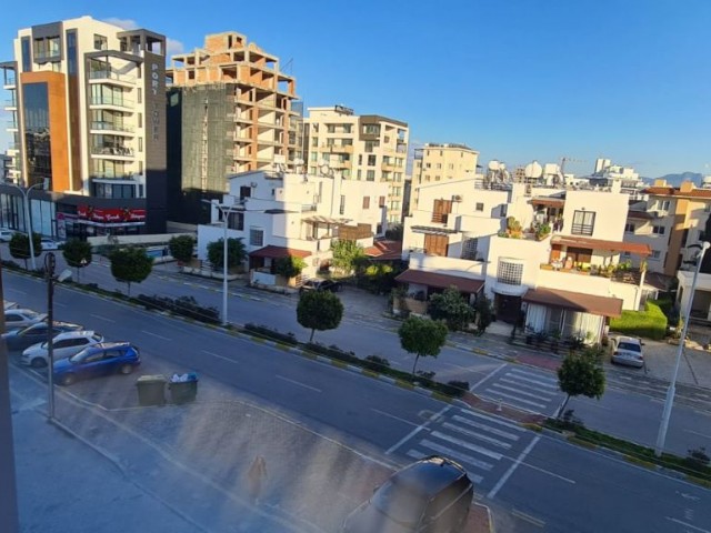 Luxuriöse 2+1 Wohnung in Kyrenia neuen Hafengebiet. 