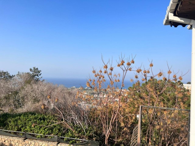 Villa mit privatem Pool, Berg- und Meerblick in Lapta. 