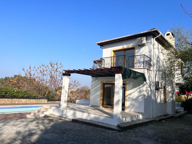 Villa mit privatem Pool, Berg- und Meerblick in Lapta. 