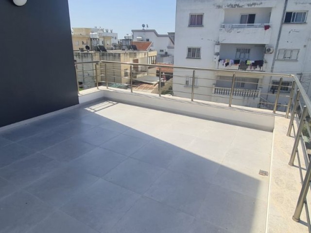 2+1 KOMPLETT MÖBLIERTES LUXURIÖSES PENTHOUSE ZU VERKAUFEN, MIT MEHRWERTSTEUER UND TRANSFORMATOR BEZAHLT, IN ZENTRALER LAGE IN NICOSIA GÖNYELİ