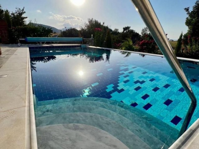 Komplett möblierte Luxusvilla mit privatem Pool in Bahçeli.