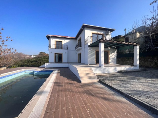 Freistehend in Lapta. Villa mit privatem Pool, Berg- und Meerblick.