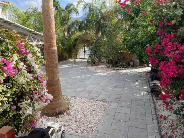 Im Zentrum von Doğanköy, mit türkischem Titel, großem Garten, möblierte, freistehende Poolvilla