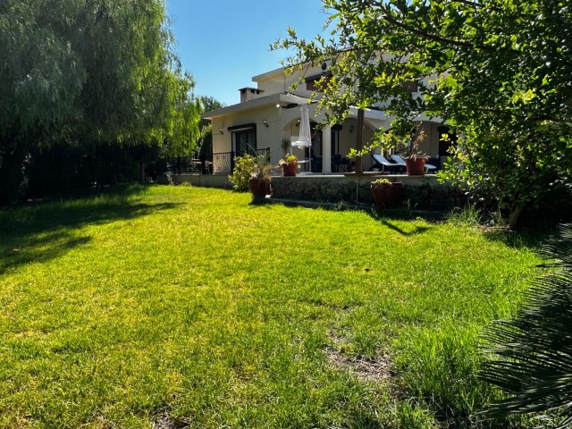 Villa mit privatem Pool und großem Garten mit Berg- und Meerblick in Beylerbeyi.