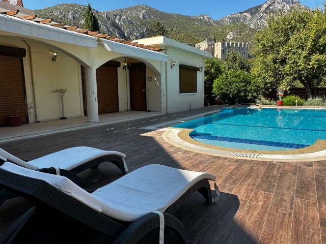 Villa mit privatem Pool und großem Garten mit Berg- und Meerblick in Beylerbeyi.