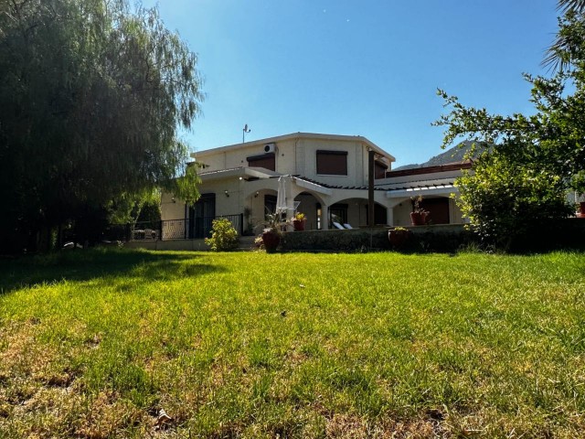 Villa mit privatem Pool und großem Garten mit Berg- und Meerblick in Beylerbeyi.