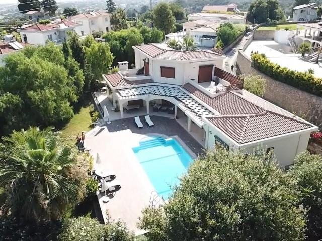 Villa with private pool and large garden with mountain and sea views in Beylerbeyi.