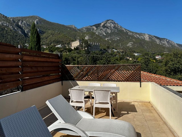 Villa mit privatem Pool und großem Garten mit Berg- und Meerblick in Beylerbeyi.