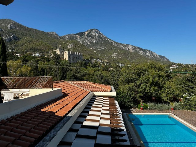 Villa mit privatem Pool und großem Garten mit Berg- und Meerblick in Beylerbeyi.