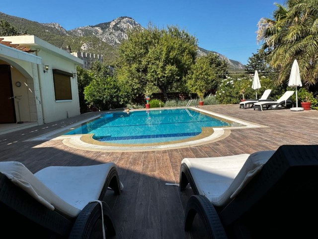 Villa mit privatem Pool und großem Garten mit Berg- und Meerblick in Beylerbeyi.