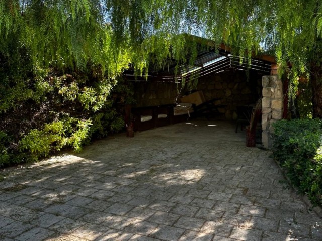 Villa mit privatem Pool und großem Garten mit Berg- und Meerblick in Beylerbeyi.