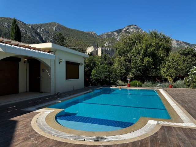 Villa mit privatem Pool und großem Garten mit Berg- und Meerblick in Beylerbeyi.