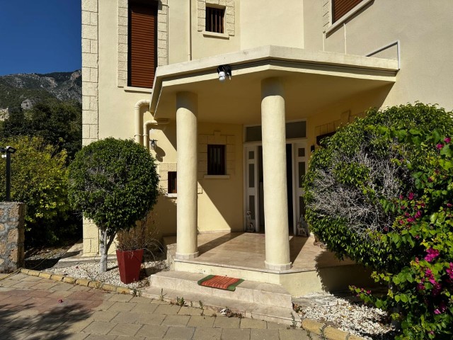 Villa mit privatem Pool und großem Garten mit Berg- und Meerblick in Beylerbeyi.