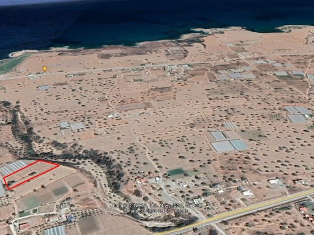 Ein Grundstück mit Bebauung und einer Straße auf der Meerseite in Tatlısu.