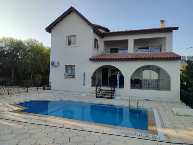 Villa mit Pool und Garten, 200 m2 vom Meer entfernt in Çatalköy, Kyrenia.