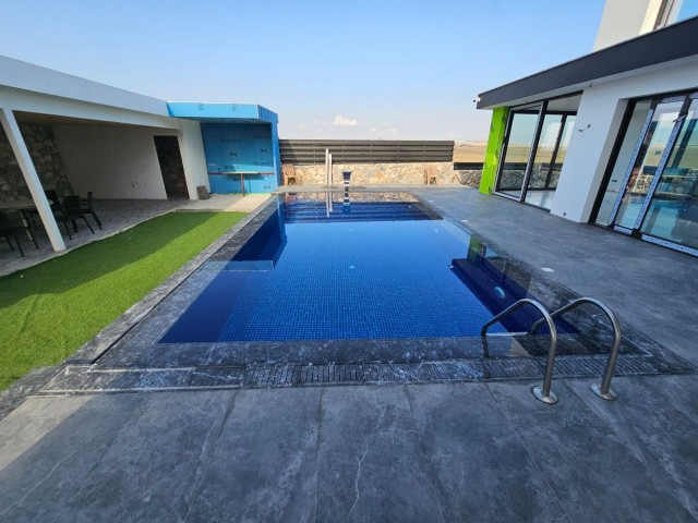 Luxusvilla mit freistehendem Pool in Alayköy.
