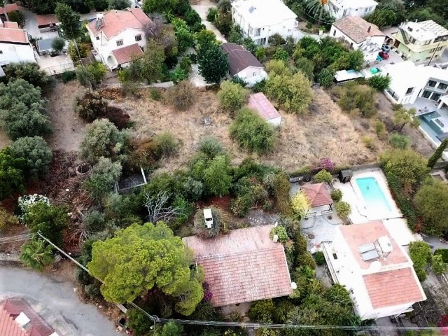Detached house in the center of Beylerbeyi, on a full plot of land.