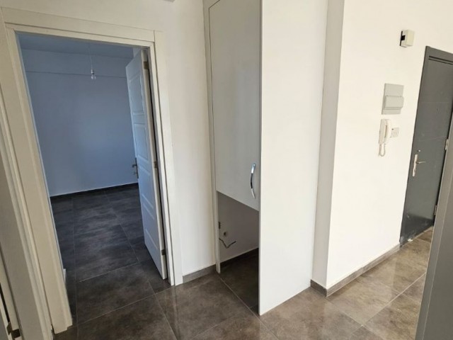 1. Etage, brandneue 2+1-Wohnung mit Aufzug im Zentrum von Kızılbaş. (Mehrwertsteuer, Transformator bezahlt)