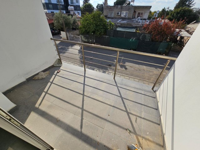 1. Etage, brandneue 2+1-Wohnung mit Aufzug im Zentrum von Kızılbaş. (Mehrwertsteuer, Transformator bezahlt)