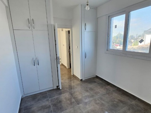 1. Etage, brandneue 2+1-Wohnung mit Aufzug im Zentrum von Kızılbaş. (Mehrwertsteuer, Transformator bezahlt)