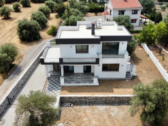 Freistehende Villa, die auch kommerziell genutzt werden kann, ganz in der Nähe der Hauptstraße in Çatalköy, Kyrenia.