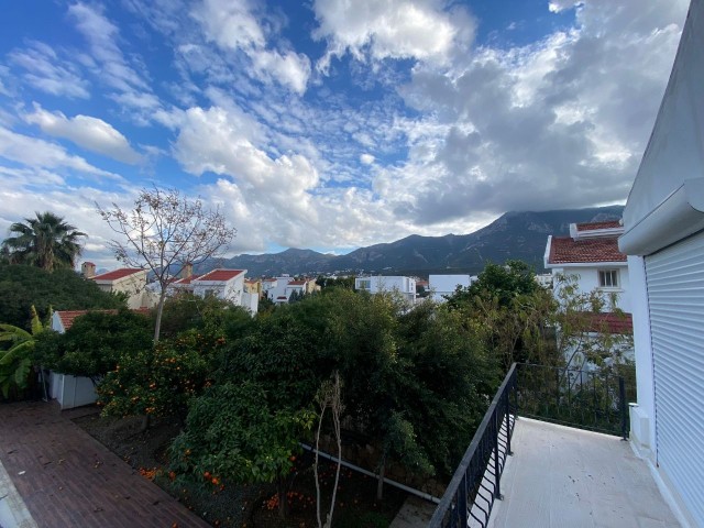 Villa mit privatem Pool und Blick auf die Berge und das Meer in einer anständigen Gegend in Ozanköy