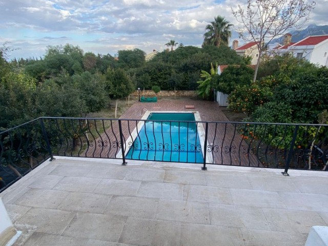 Villa mit privatem Pool und Blick auf die Berge und das Meer in einer anständigen Gegend in Ozanköy